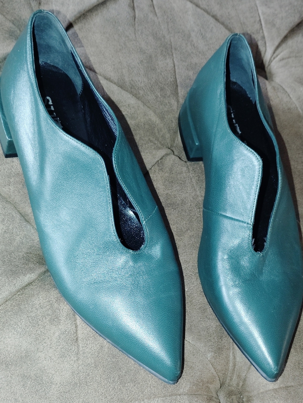 Leather Pointed-Toe Women’s Loafers in Green,made in Italy